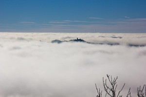Über den Wolken: Blick vom Kaiser-Wilhelm Turm auf der Hohen Acht, aus dem Wolkenmeer taucht die Nürburg auf.