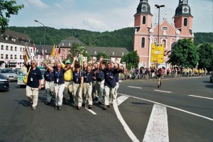 Die Wimpelgruppe auf dem Deutschen Wandertag 2006 in Prüm. (Eifelverein - Hauptgeschäftsstelle und Eifelbibliothek)