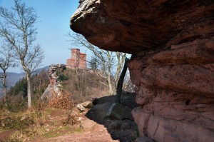 Blick auf Burg Trifels von Ruine Anebos