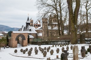 Blick vom Friedhof auf die Abteikirche