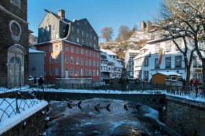 Das Ziel im Winter: Monschau (hier: Blick von der „Evangelischen Brücke“ auf Rur, Rotes Haus und Ruine Haller)