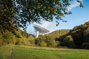 Aus dem Tal der Blick auf das Radioteleskop